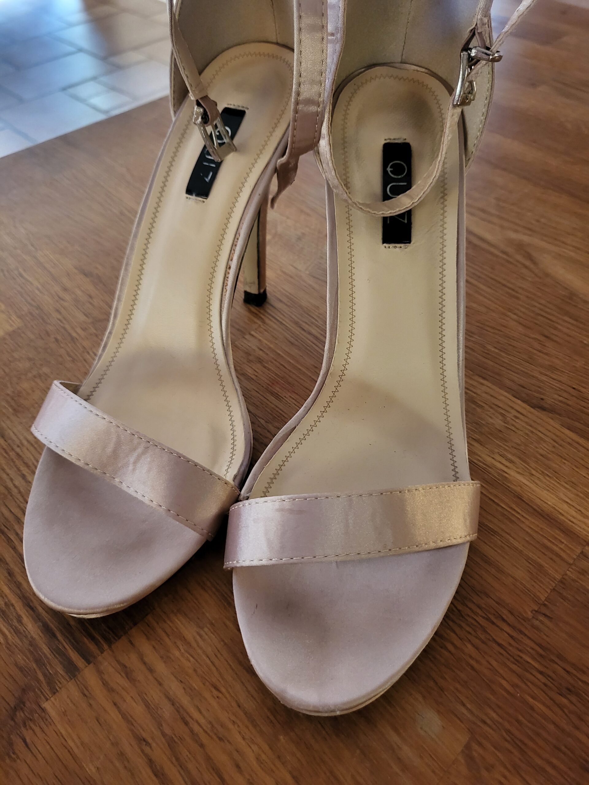 Quiz blush dusty pink rose gold satin sandals size 5 slight